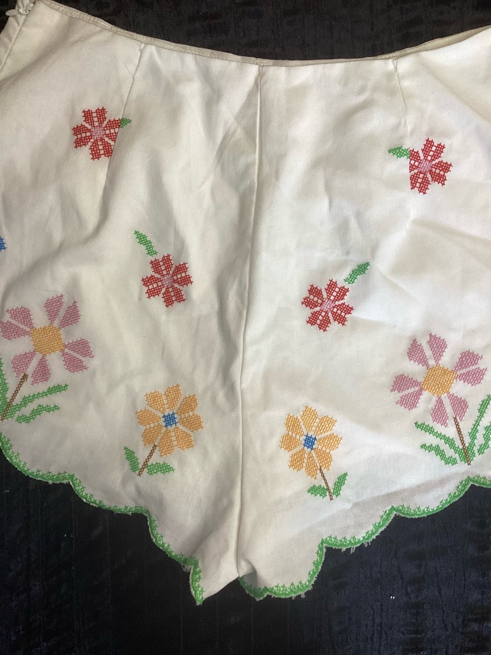 NWOT Amable by Mable White High-Waist Embroidered Floral Scallop-Hem Shorts M - Picture 9 of 12